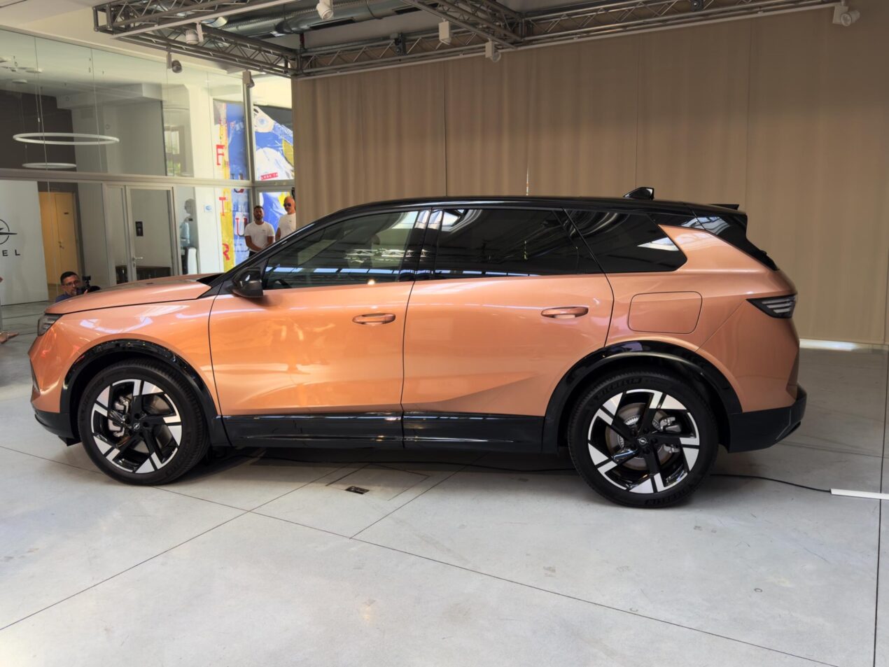 Opel Grandland al debutto: dettagli, prezzi e disponibilità del nuovo SUV elettrico