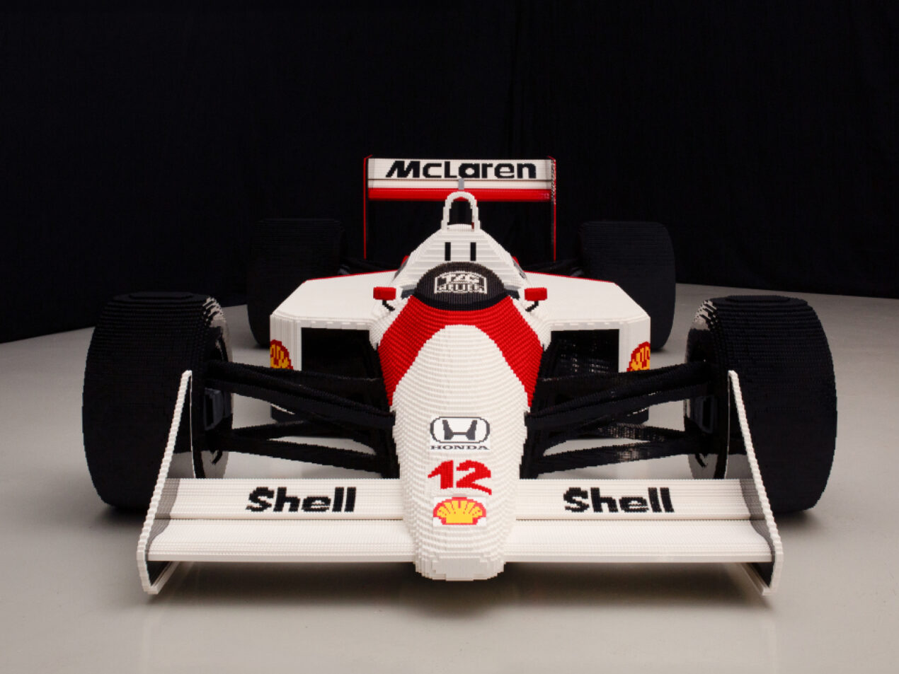 Presto in mostra una replica 1:1 della McLaren di Ayrton Senna fatta con i LEGO