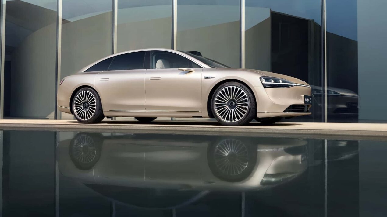 Huawei e BAIC presentano la nuova auto elettrica Stelato S9