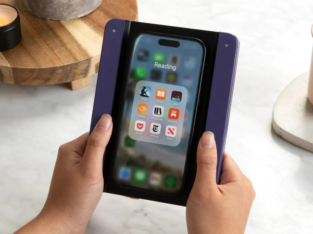 Questo accessorio "trasforma" lo smartphone in un ebook reader