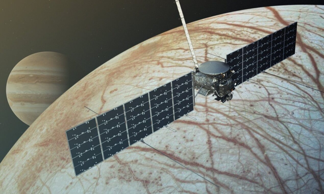 È iniziata la missione Europa Clipper: alla ricerca della vita sulla luna di Giove