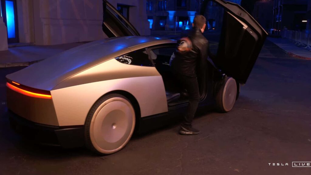 Tesla presenta Cybercab, il robotaxi, ma sorprende col Cybervan: foto, video e dettagli 7