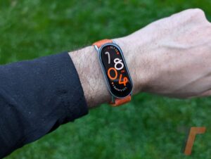 Display da 1200 nit, telaio in alluminio e super leggerezza: sconto del 25% su Xiaomi Smart Band 9 2