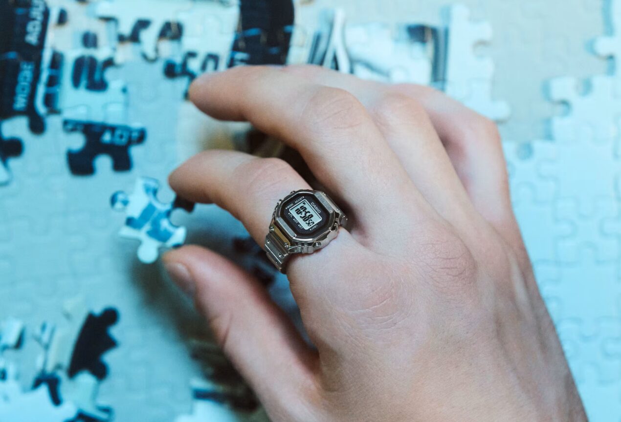 Casio lancia un orologio retrò da portare al dito, una sorta di anello digitale
