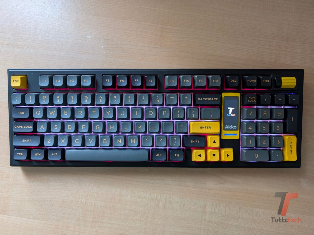 Recensione AKKO 5098B, una full-size compatta con il plus dello schermo