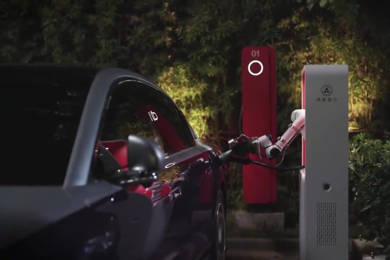 Questa colonnina robotizzata di Huawei semplifica la ricarica