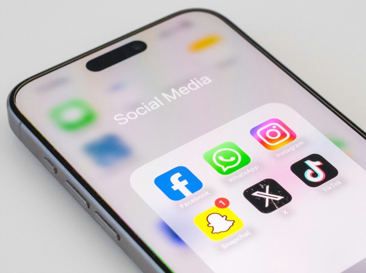 Facebook, Instagram, TikTok e X faranno di più contro l'incitamento all'odio online