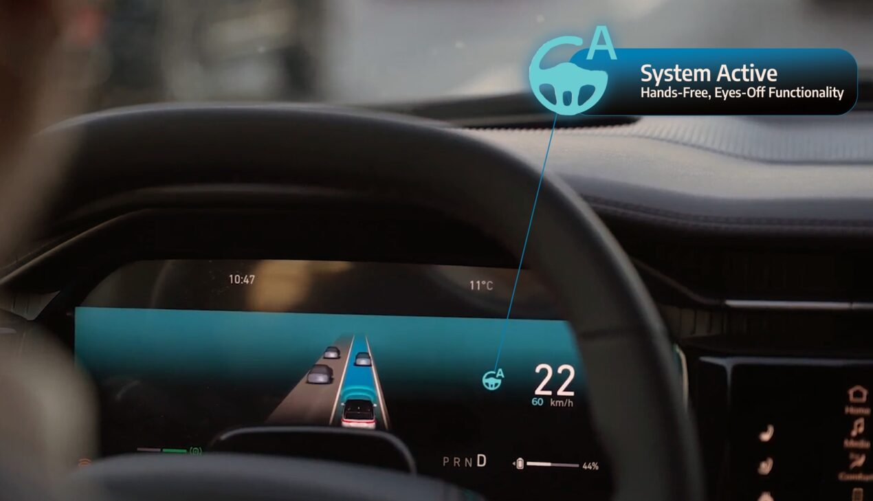 La guida autonoma "a mani libere e occhi chiusi" nelle auto di Stellantis