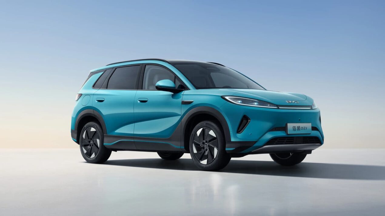 BYD lancia l'economico SUV Sealion 05 EV, supera Tesla nel fatturato e pensa in grande