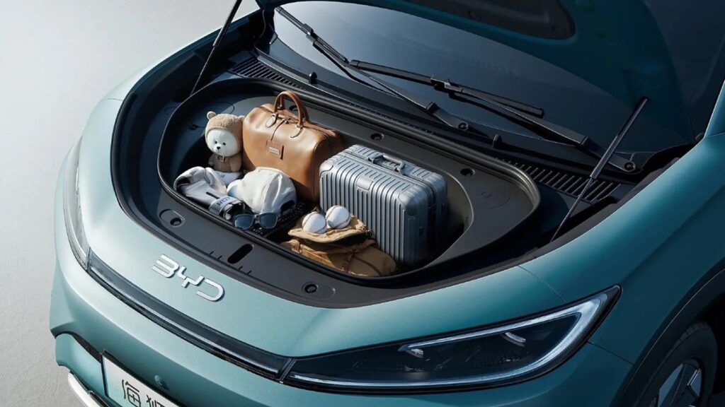 BYD lancia l'economico SUV Sealion 05 EV, supera Tesla nel fatturato e pensa in grande 8