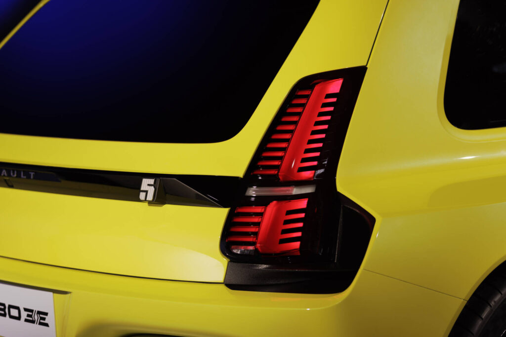 Scocca in fibra di carbonio e due motori da 540 cavalli: ecco Renault 5 Turbo 3E 6