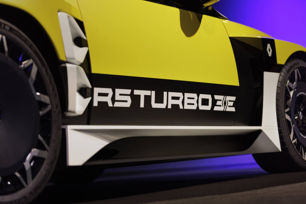 Scocca in fibra di carbonio e due motori da 540 cavalli: ecco Renault 5 Turbo 3E 7