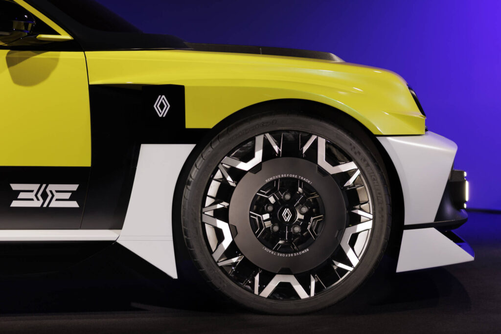 Scocca in fibra di carbonio e due motori da 540 cavalli: ecco Renault 5 Turbo 3E 8