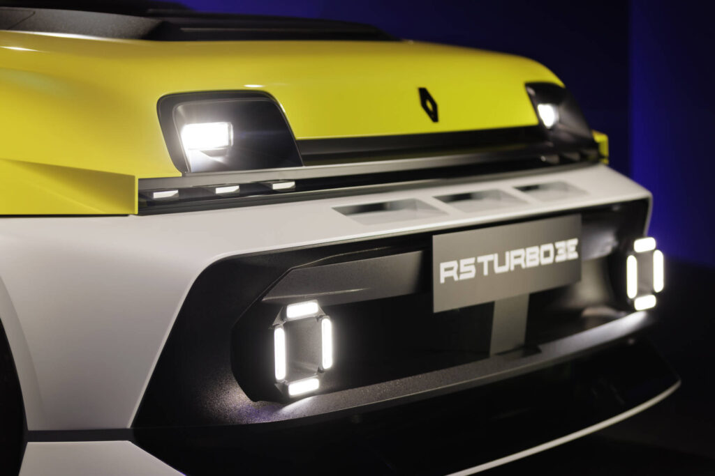 Scocca in fibra di carbonio e due motori da 540 cavalli: ecco Renault 5 Turbo 3E 9