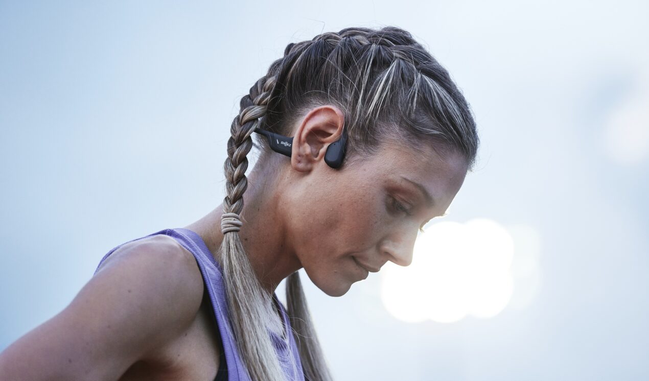 Correre ascoltando la musica: è il momento di scegliere le cuffie open-ear Shokz