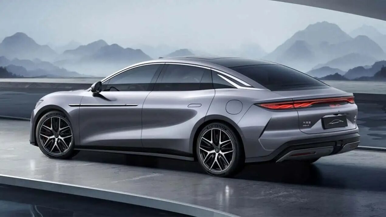 BYD Han L è la prima auto con ricarica ultra-rapida da 1 MW e prezzo shock