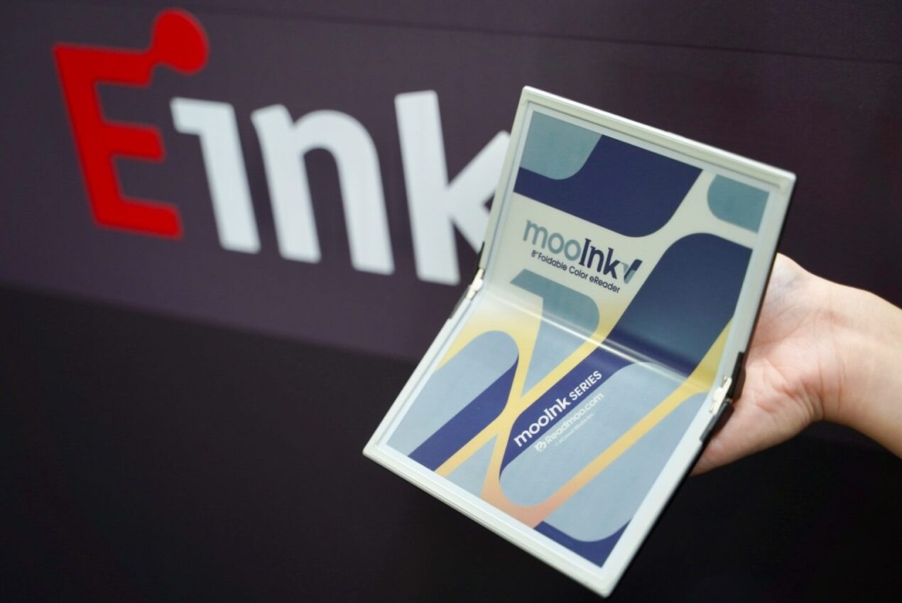 mooInk V è il primo eBook reader al mondo con display e-ink pieghevole