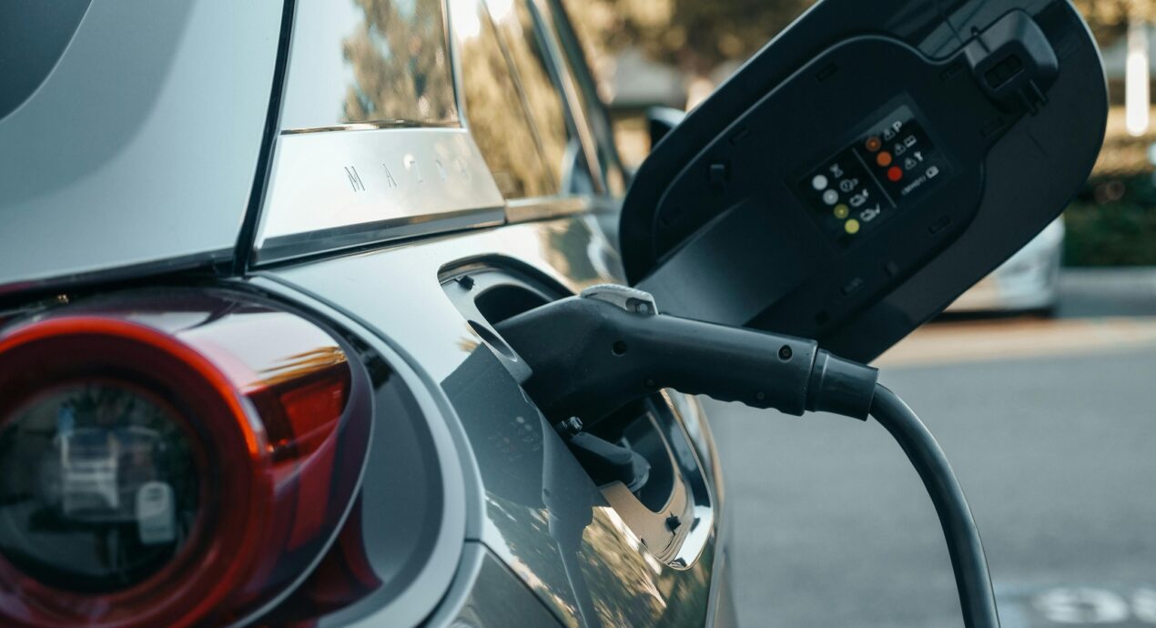 Ricaricare l'auto elettrica spendendo la metà: con Octopus Energy è possibile