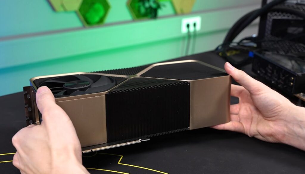 La NVIDIA RTX Titan Ada esiste, ha un dissipatore mostruoso e 48 GB di VRAM 1