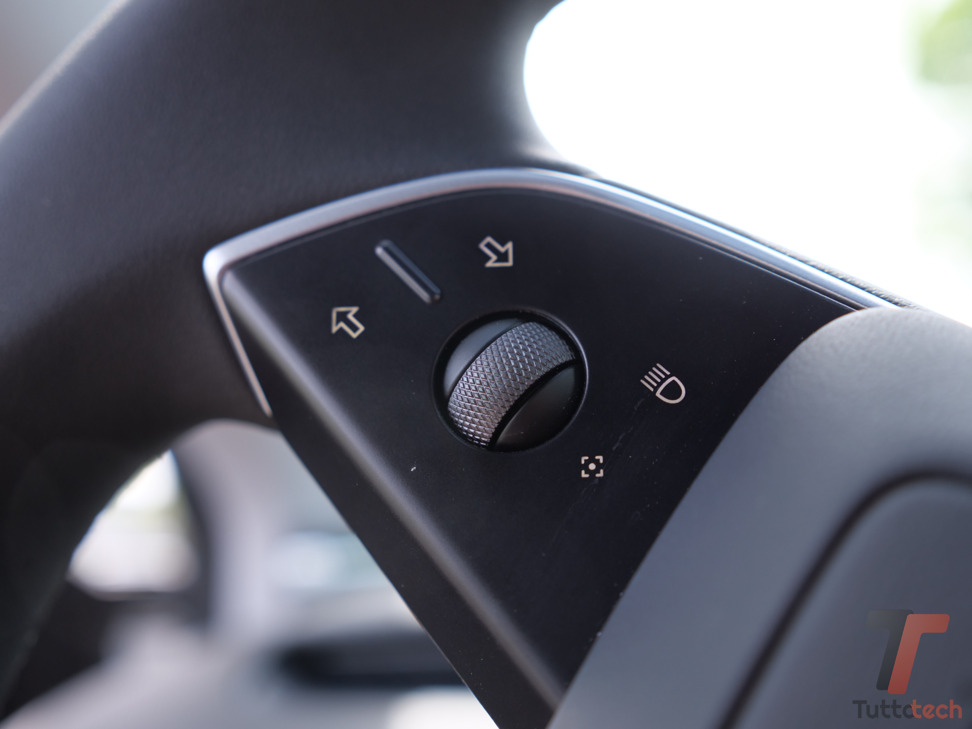 Tesla Model 3 - pulsanti indicatori di direzione