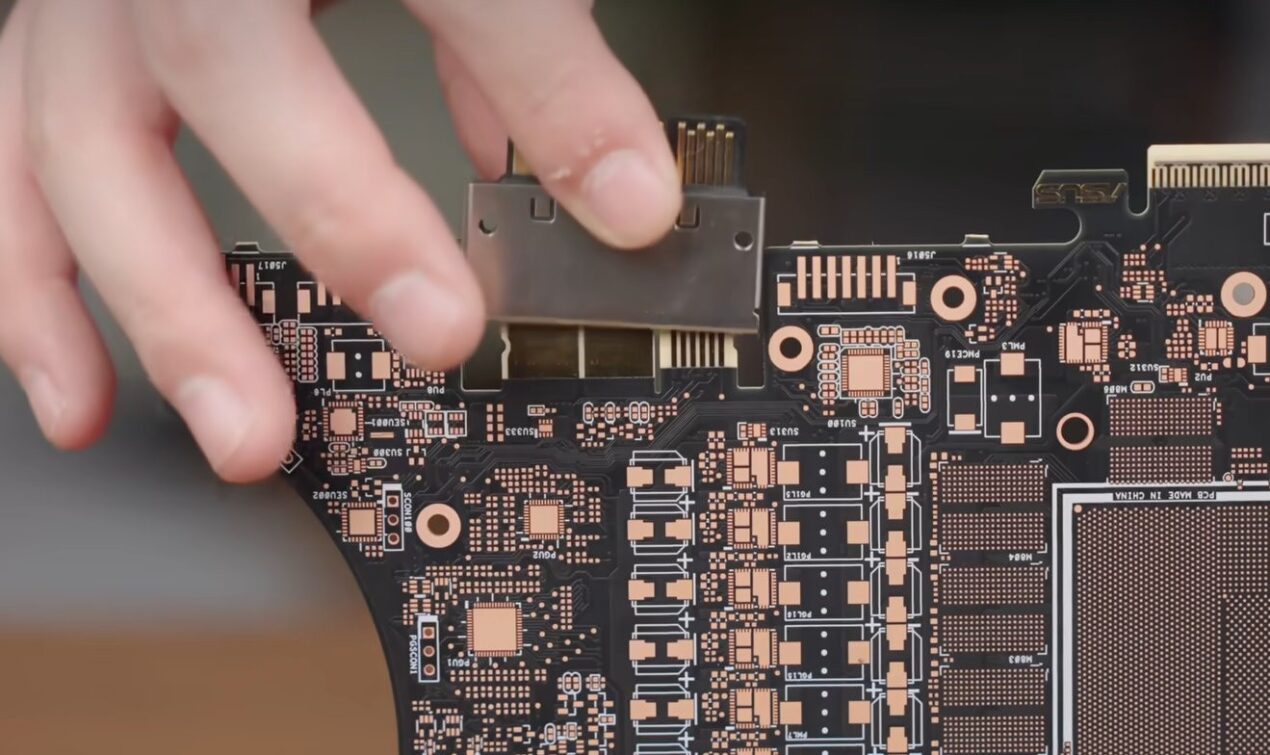 ASUS ha il connettore PCI-E definitivo per le GPU: BTF 2.5 gestisce oltre 2.000 watt