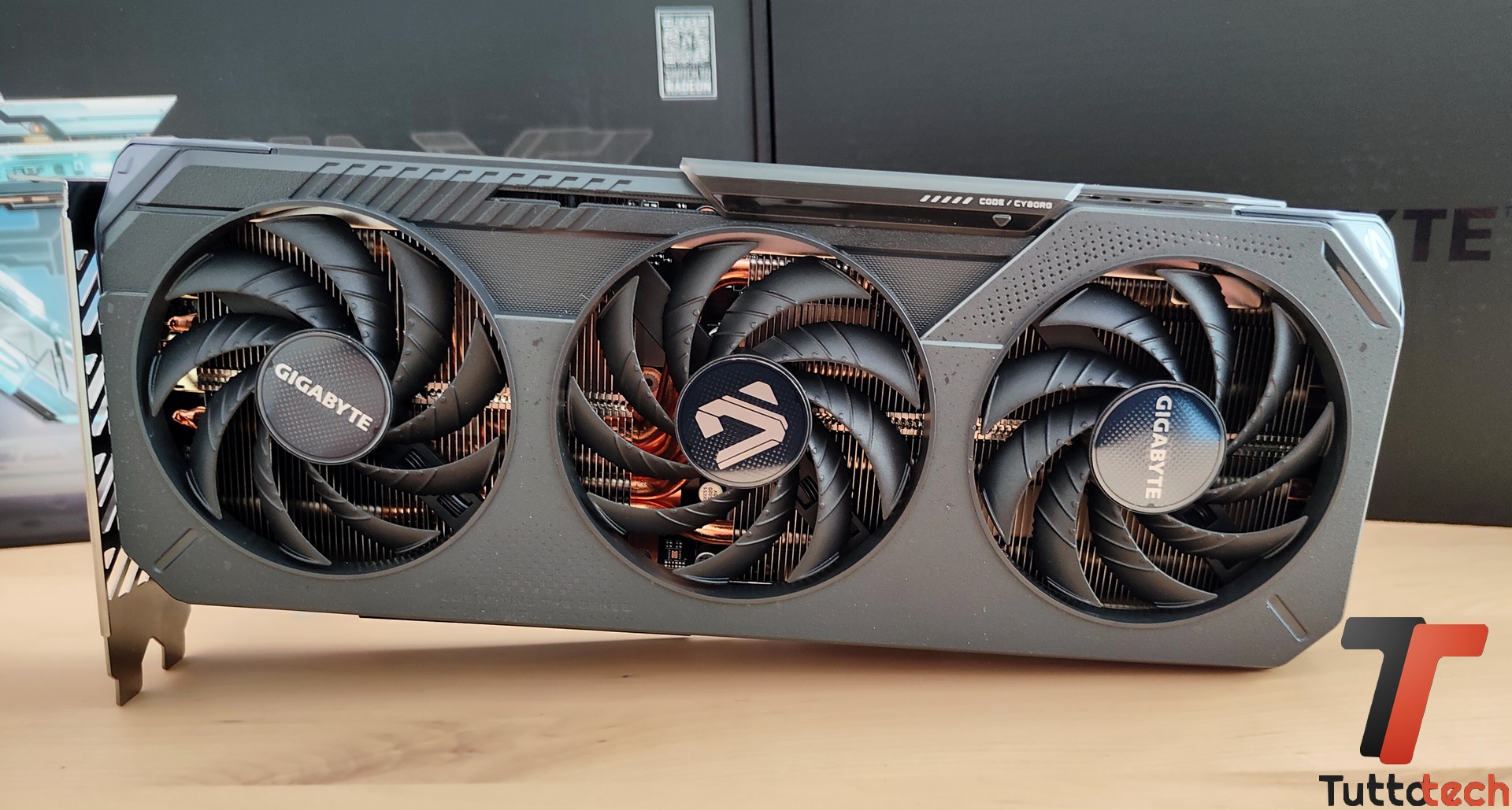 Gigabyte Radeon RX 9600 XT Gaming OC 16 GB 3