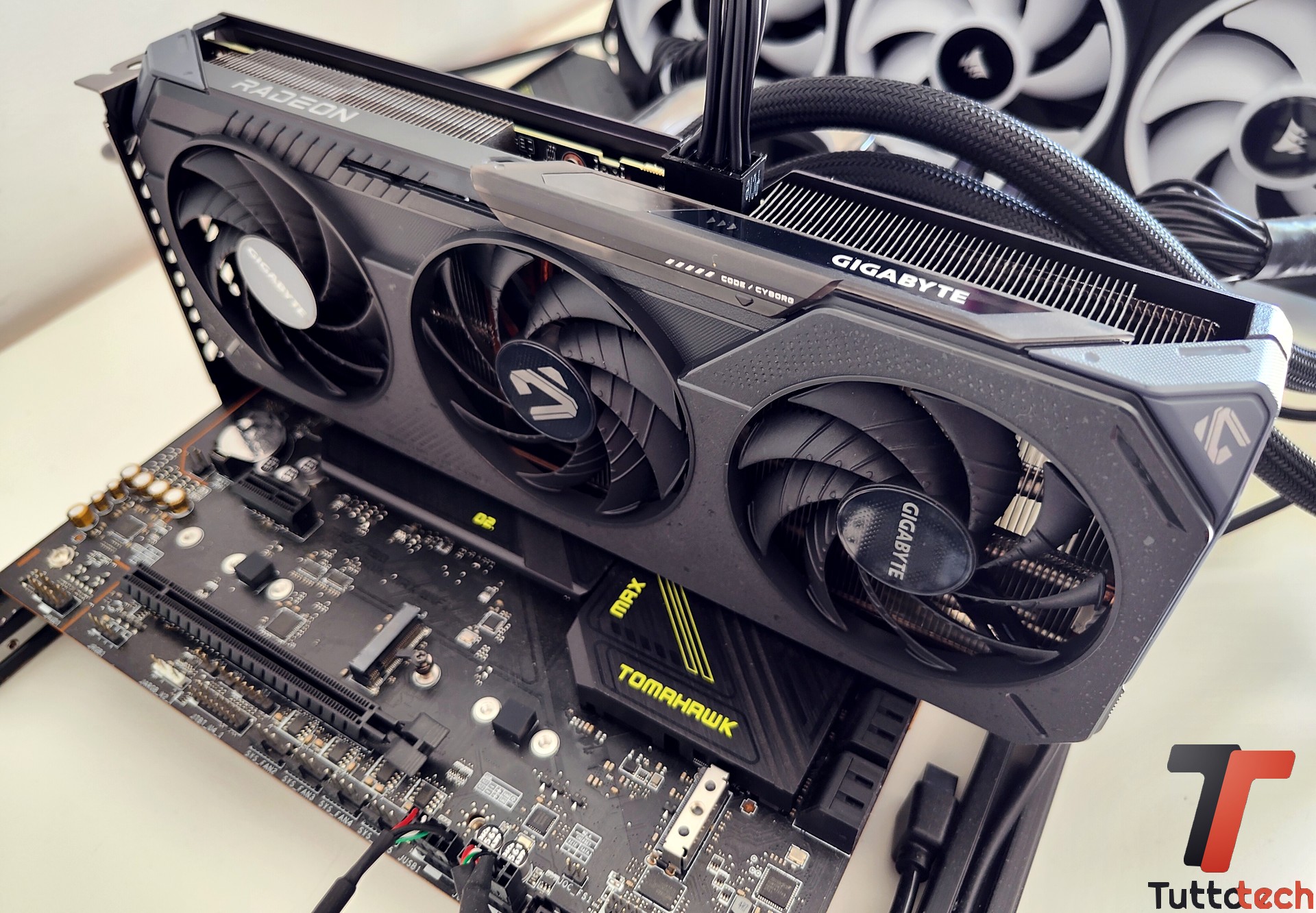 Gigabyte Radeon RX 9600 XT Gaming OC 16 GB 18