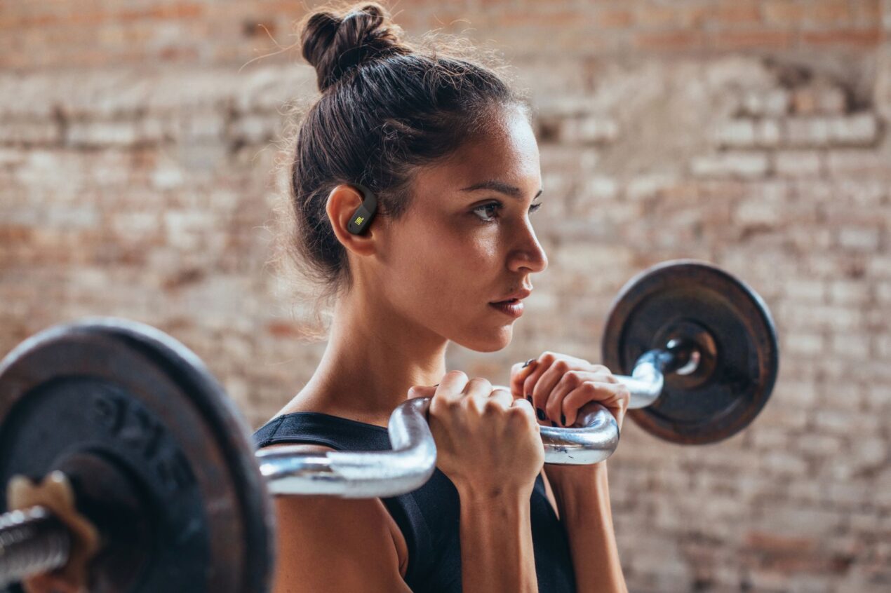 Con le Endurance Zone JBL entra nel mercato delle cuffie sportive open-ear
