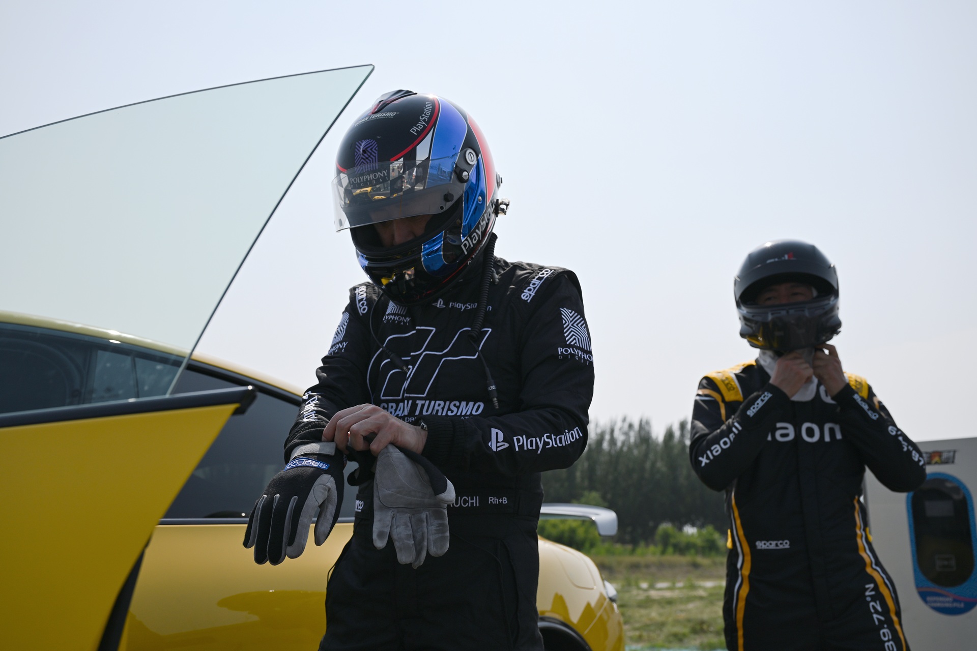 Kazunori Yamauchi e Lei Jun con Xiaomi SU7 Ultra