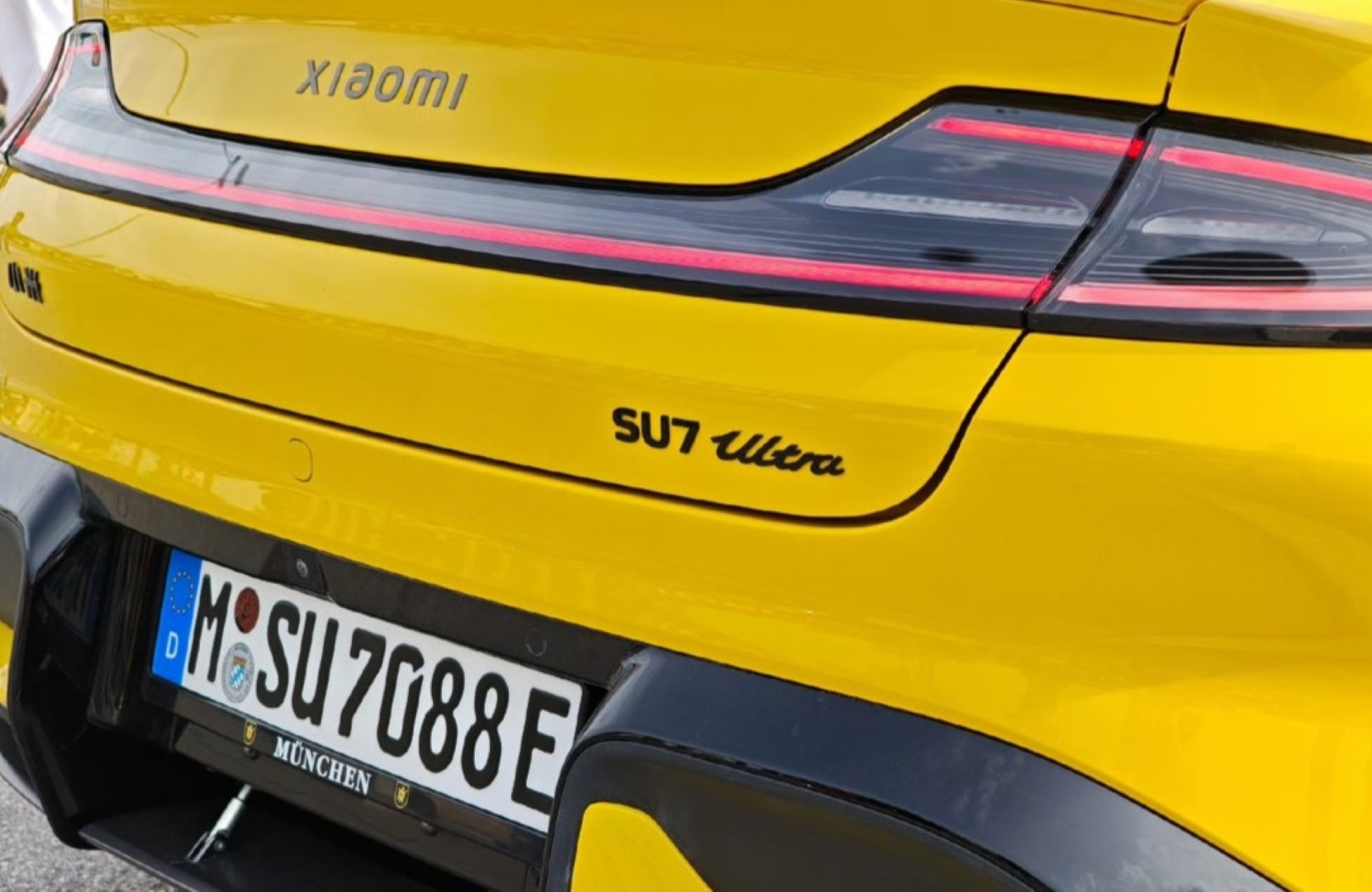Xiaomi SU7 Ultra immatricolata in Germania - vista di taglio posteriore