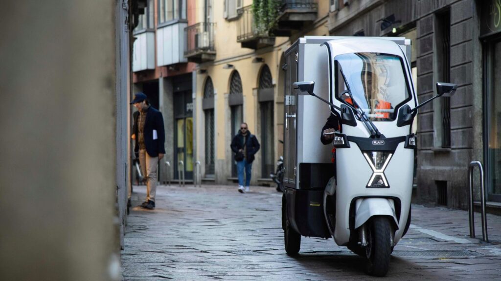 amazon consegne in giornata milano con scooter elettrici