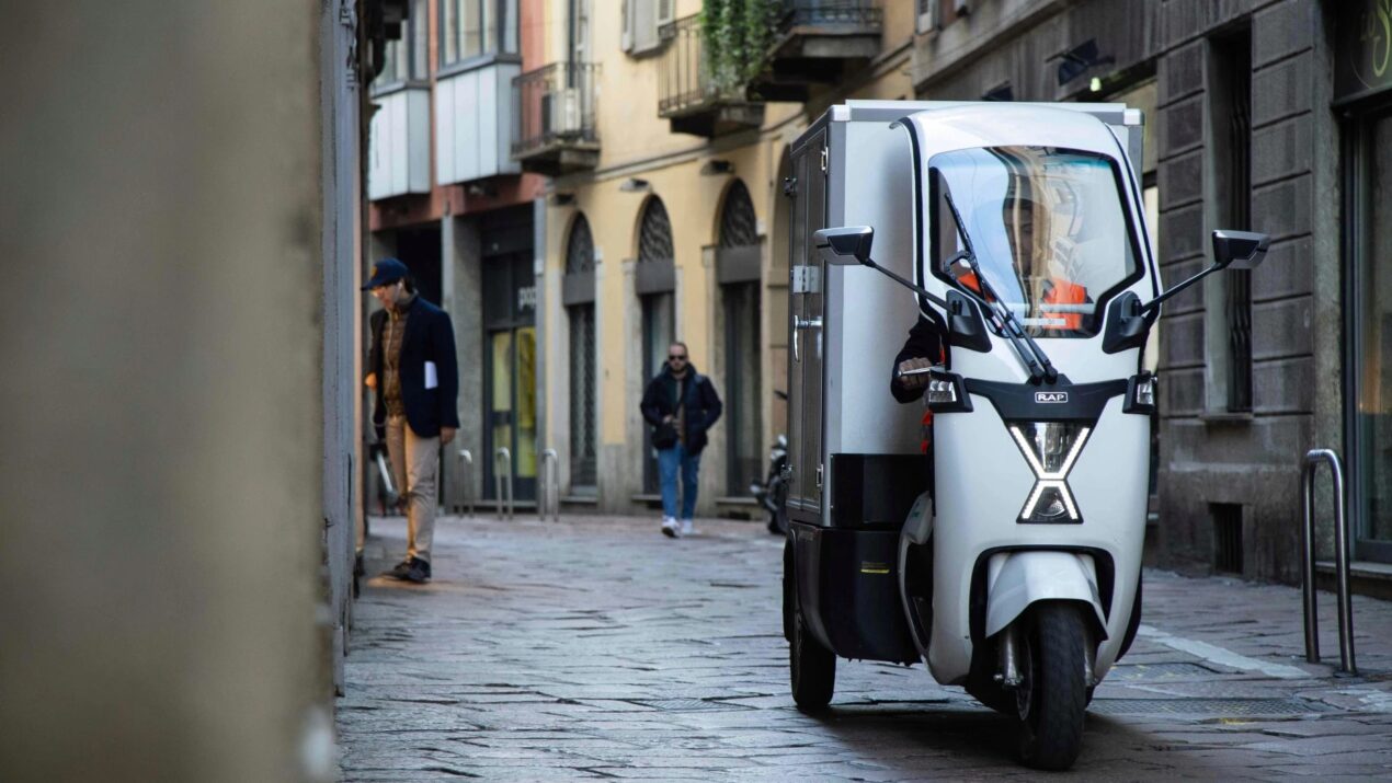 Amazon consegna in giornata con i cargo scooter elettrici: Milano è la prima in Europa