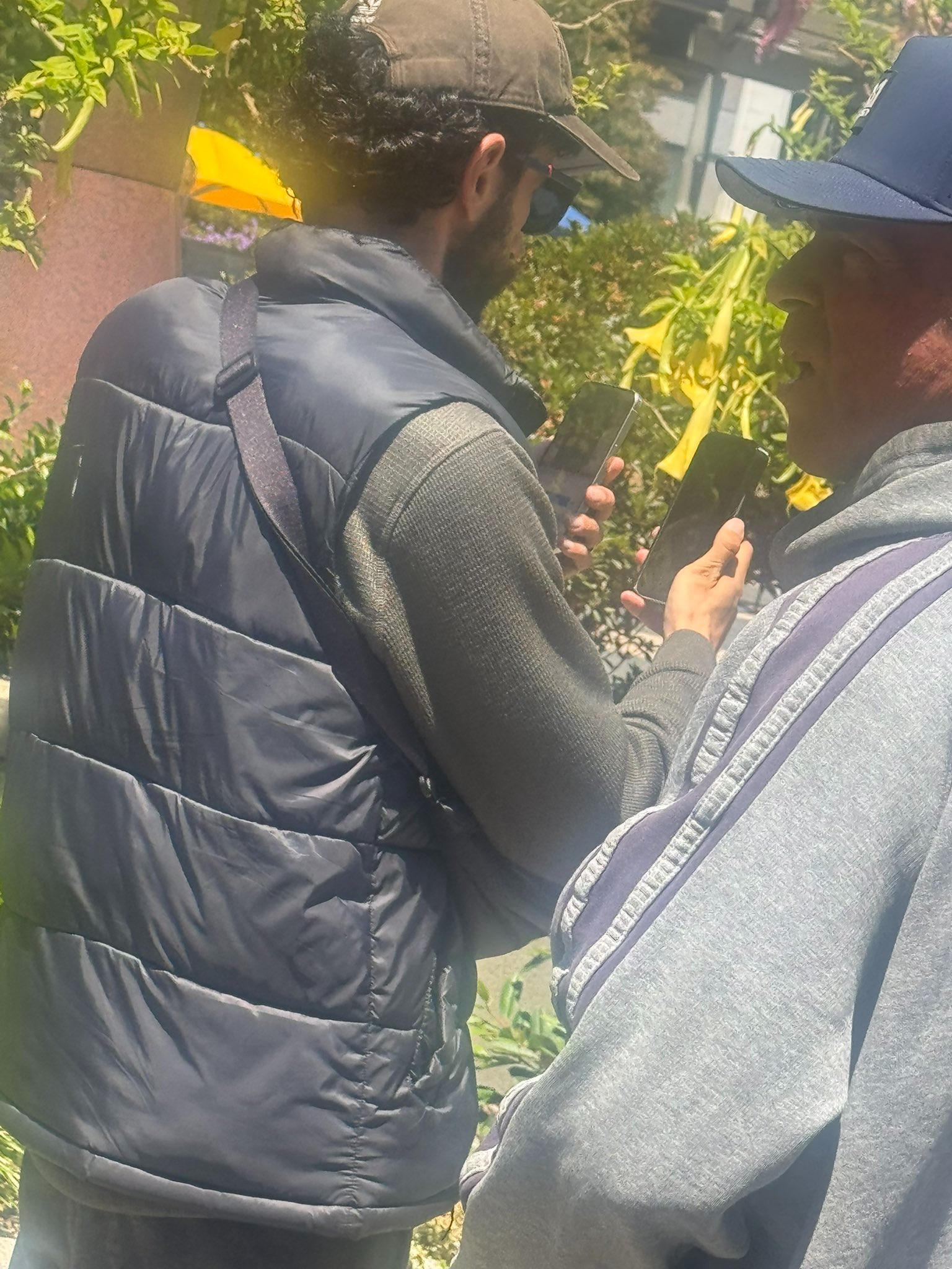 Un presunto iPhone 17 Pro avvistato per strada alimenta le indiscrezioni sul design 10