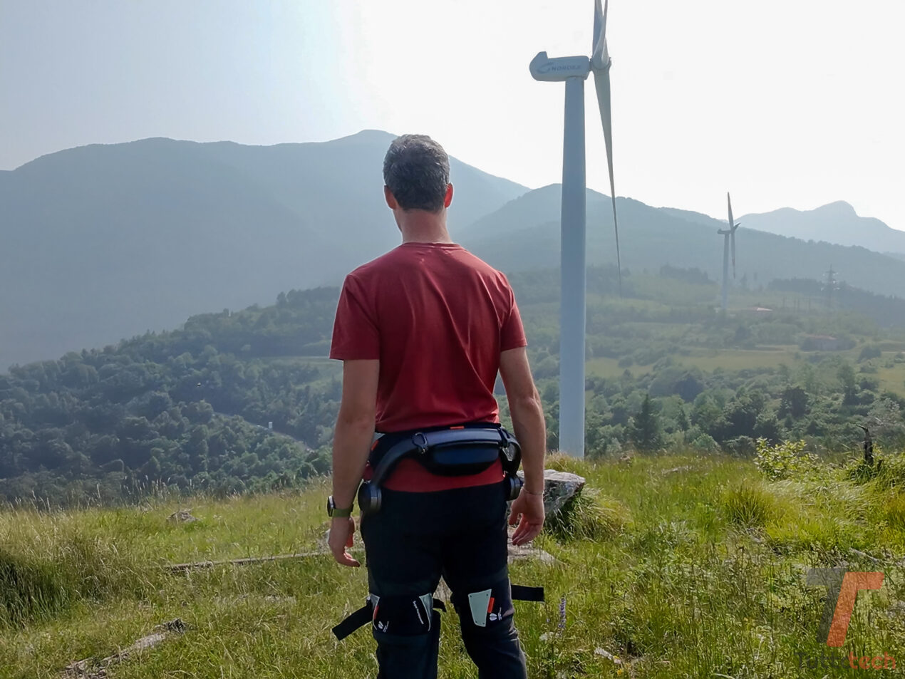 Abbiamo provato Hypershell X Pro , l'esoscheletro virale sui social, ecco come è andata