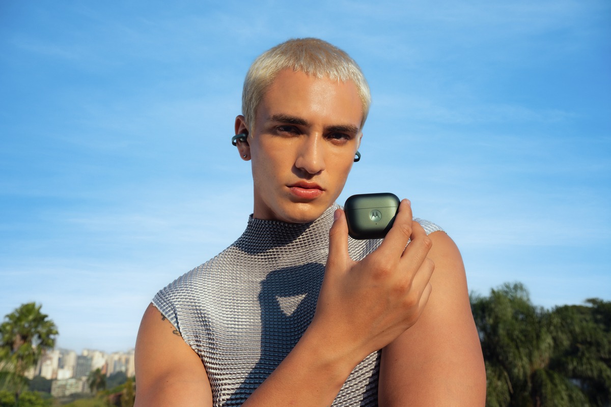 Motorola porta in Italia le nuove cuffie open-ear moto buds loop