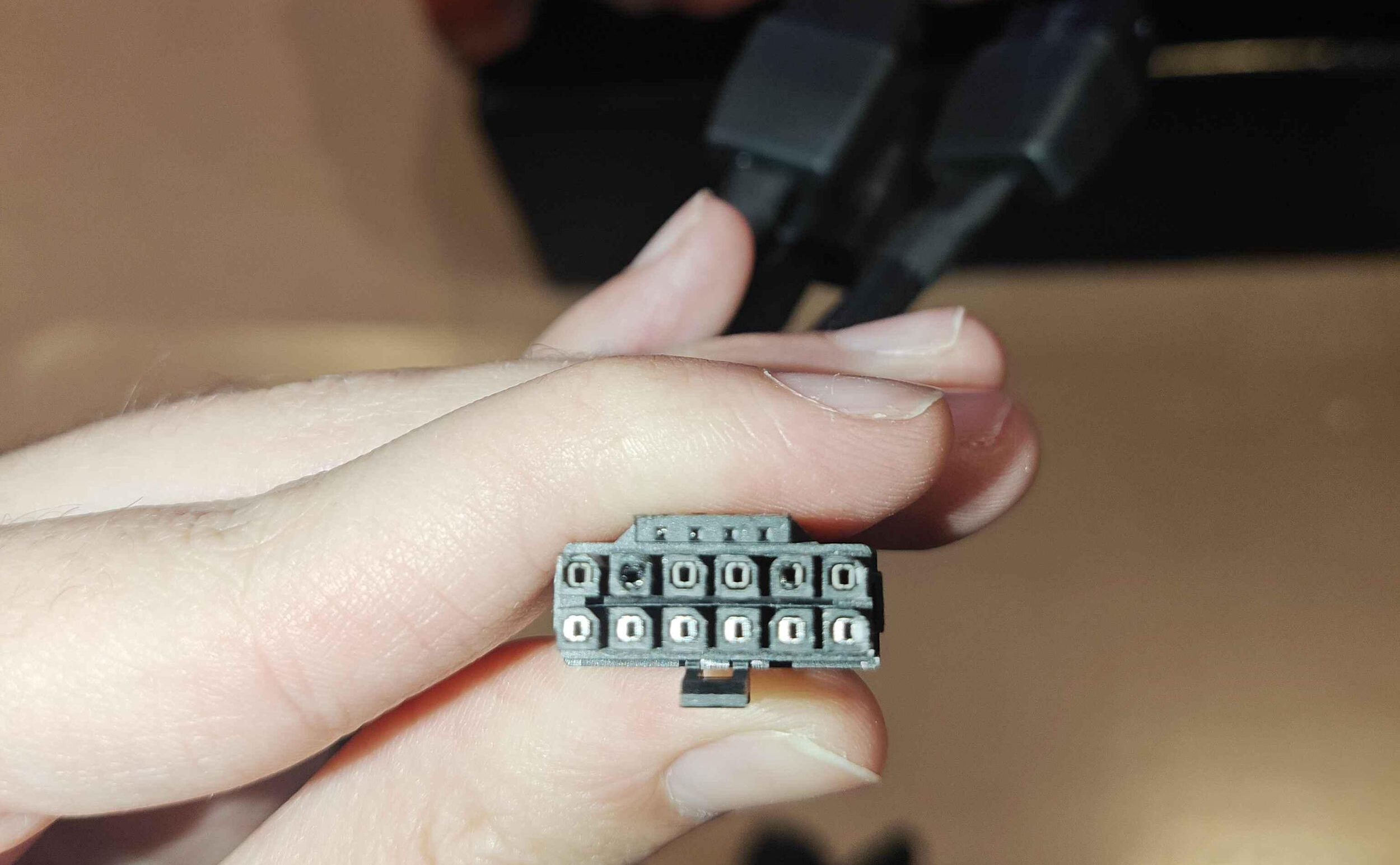 Ci risiamo: prima segnalazione di connettore PCI-E fuso con Radeon RX 9070 XT 4