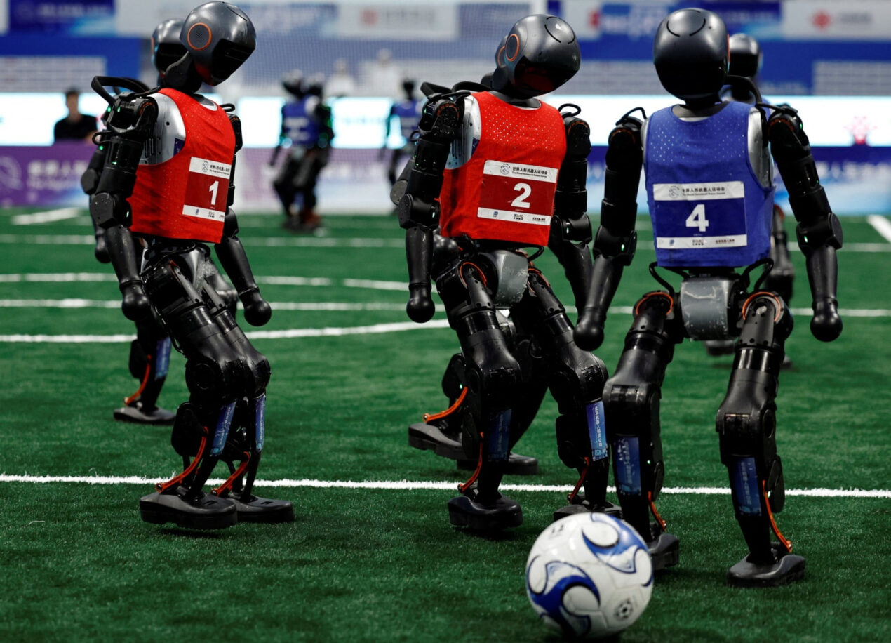 Spettacolo ai Giochi Mondiali di Pechino: robot umanoidi tra boxe, calcio e danza