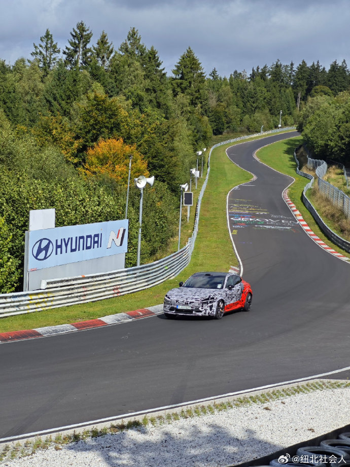 La presunta Xiaomi YU7 GT avvistata nell'Inferno Verde del Nürburgring 5