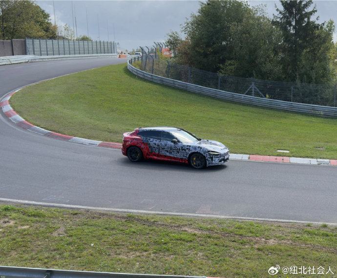 La presunta Xiaomi YU7 GT avvistata nell'Inferno Verde del Nürburgring 6