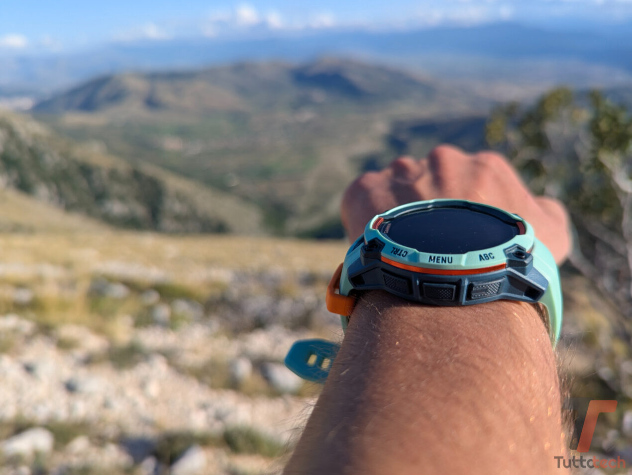 Oltre 90 profili sportivi e GPS Multi-band: nuovo minimo storico per Garmin Instinct 3 50mm
