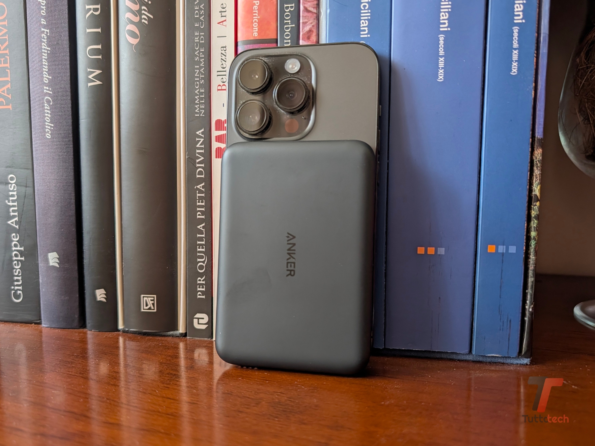 Anker Nano Power Bank A1665 su iPhone 14 Pro