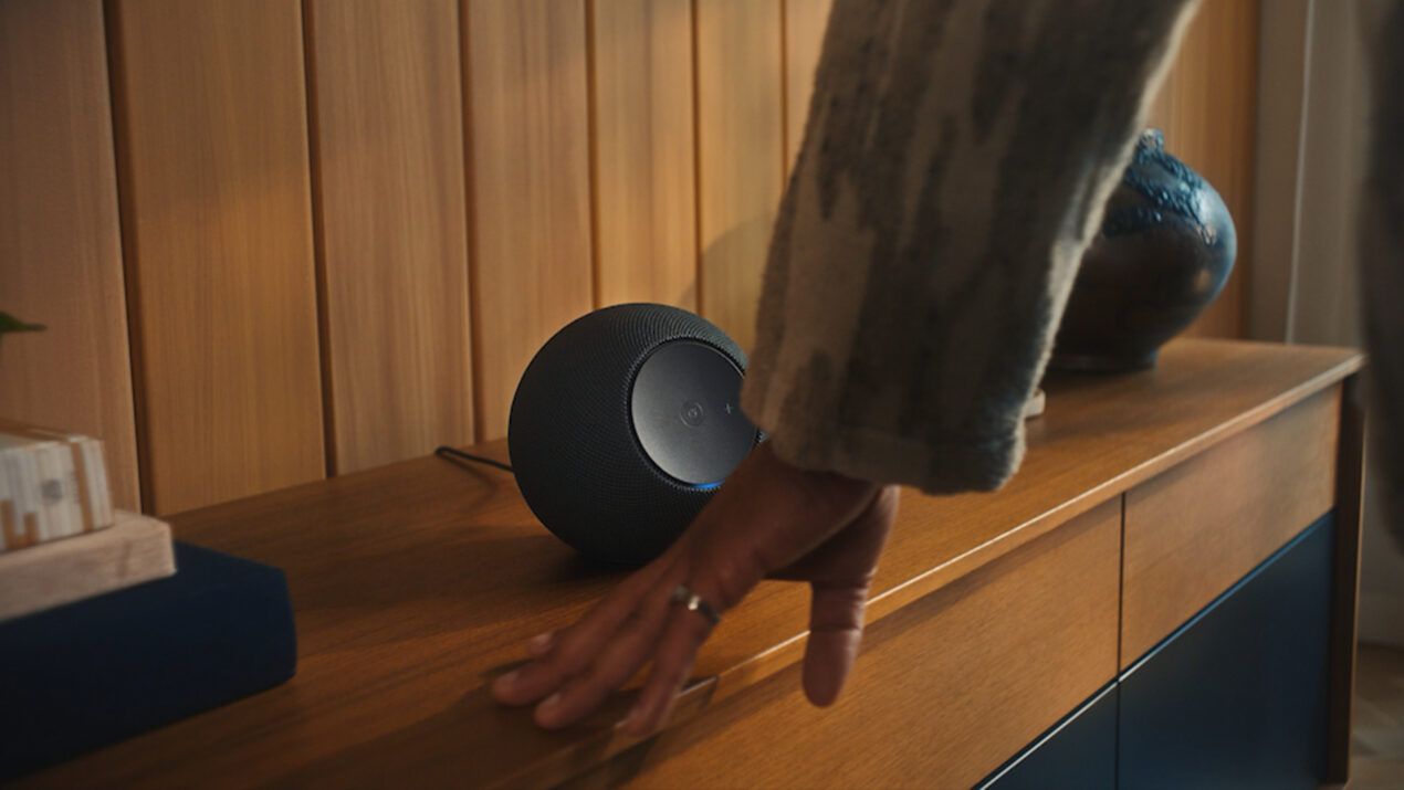 Amazon abbatte i prezzi della gamma Echo: sconti fino al 40% su Echo Dot, Echo Show, Spot ed Echo Hub