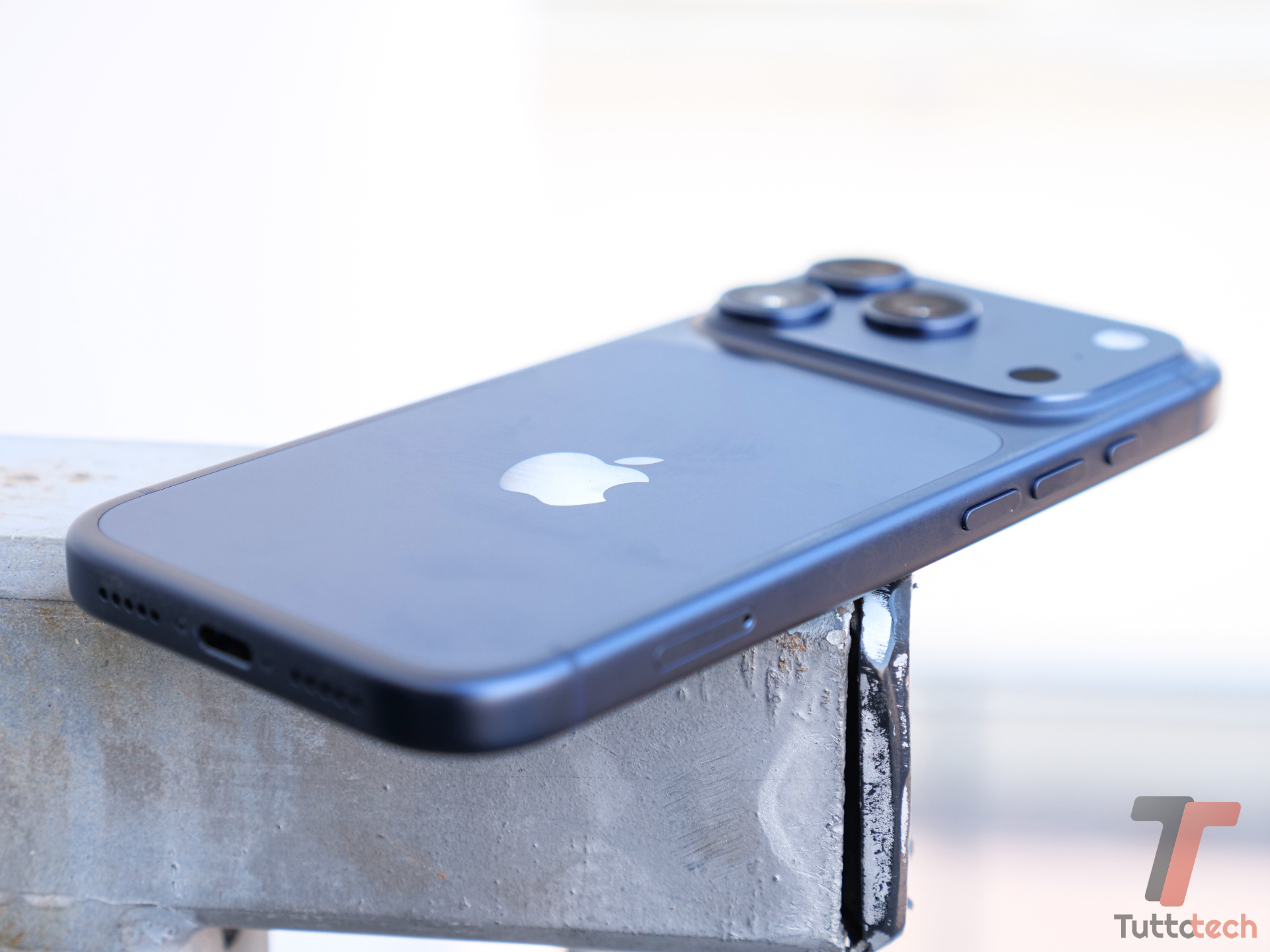 iPhone 17 Pro di taglio