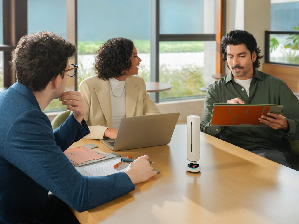 Arriva Insta360 Wave, il vivavoce AI che cambia per sempre le riunioni in smart 2