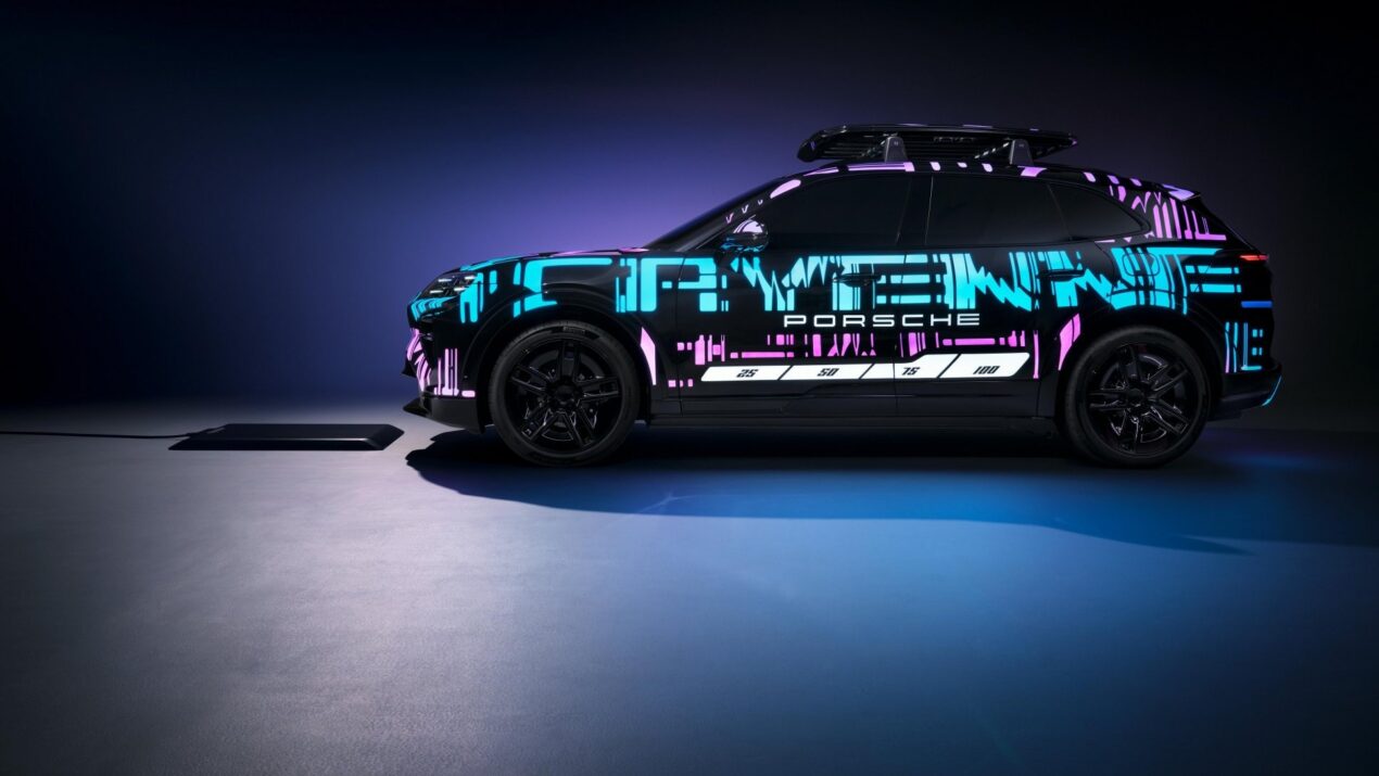 Porsche porta la ricarica wireless sulle auto elettriche: debutto nel 2026 con Cayenne Electric