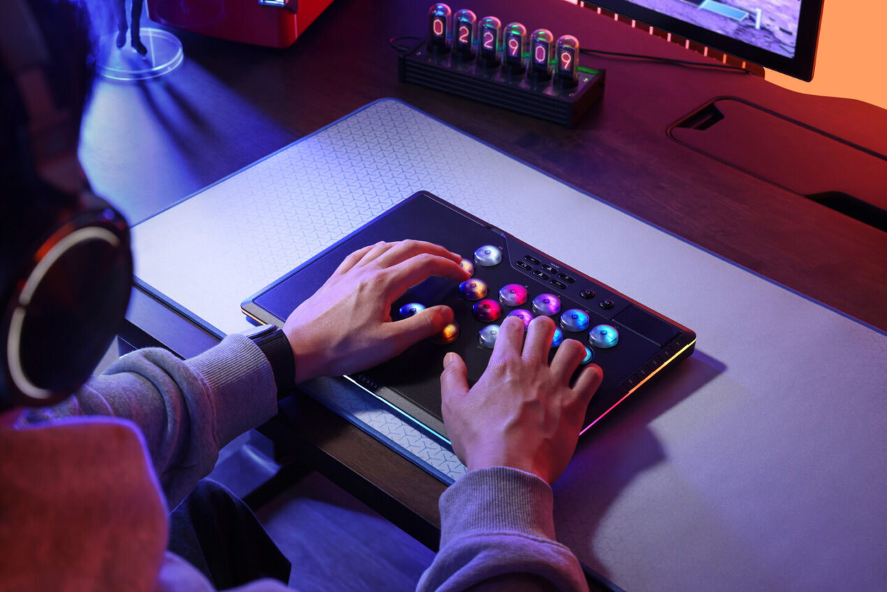 Corsair Novablade Pro Wireless è il controller con switch magnetici per gli appassionati dei picchiaduro