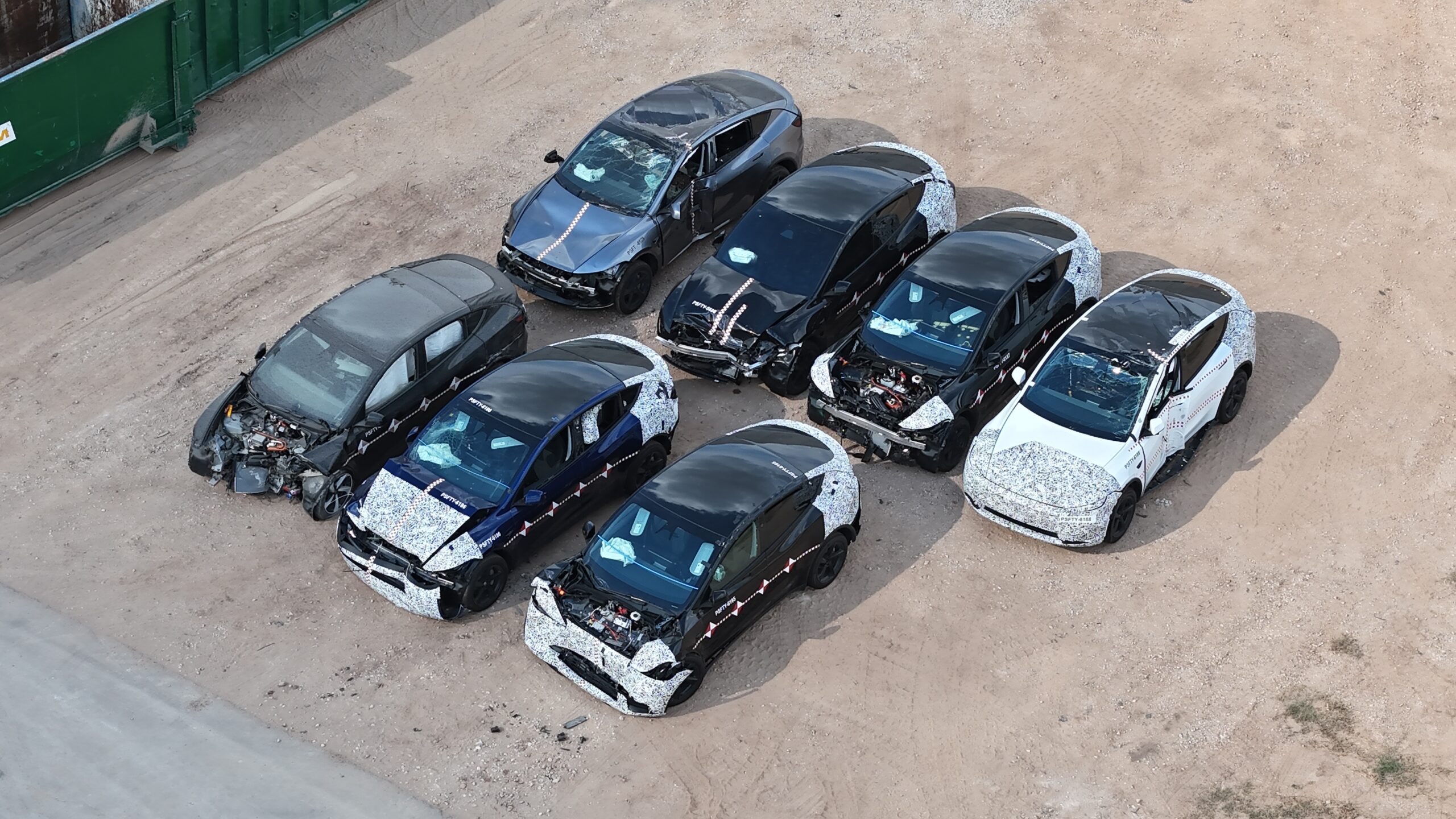 Un drone ci porta dentro lo stabilimento Tesla che produce Cybercab 8