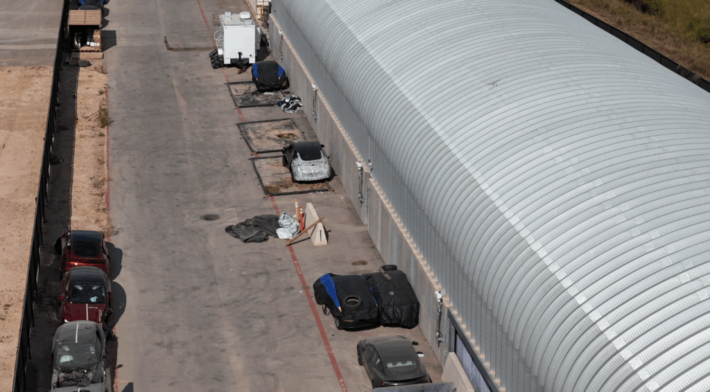 Un drone ci porta dentro lo stabilimento Tesla che produce Cybercab 4