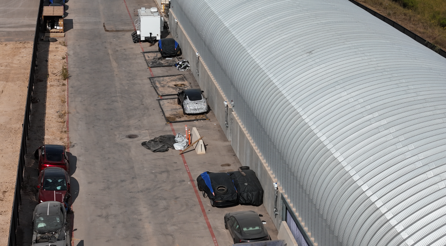 Un drone ci porta dentro lo stabilimento Tesla che produce Cybercab 10