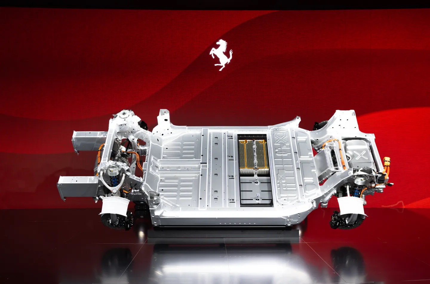 Ferrari svela l'anima elettrica della sua prima supercar a zero emissioni da 1000 cavalli 11